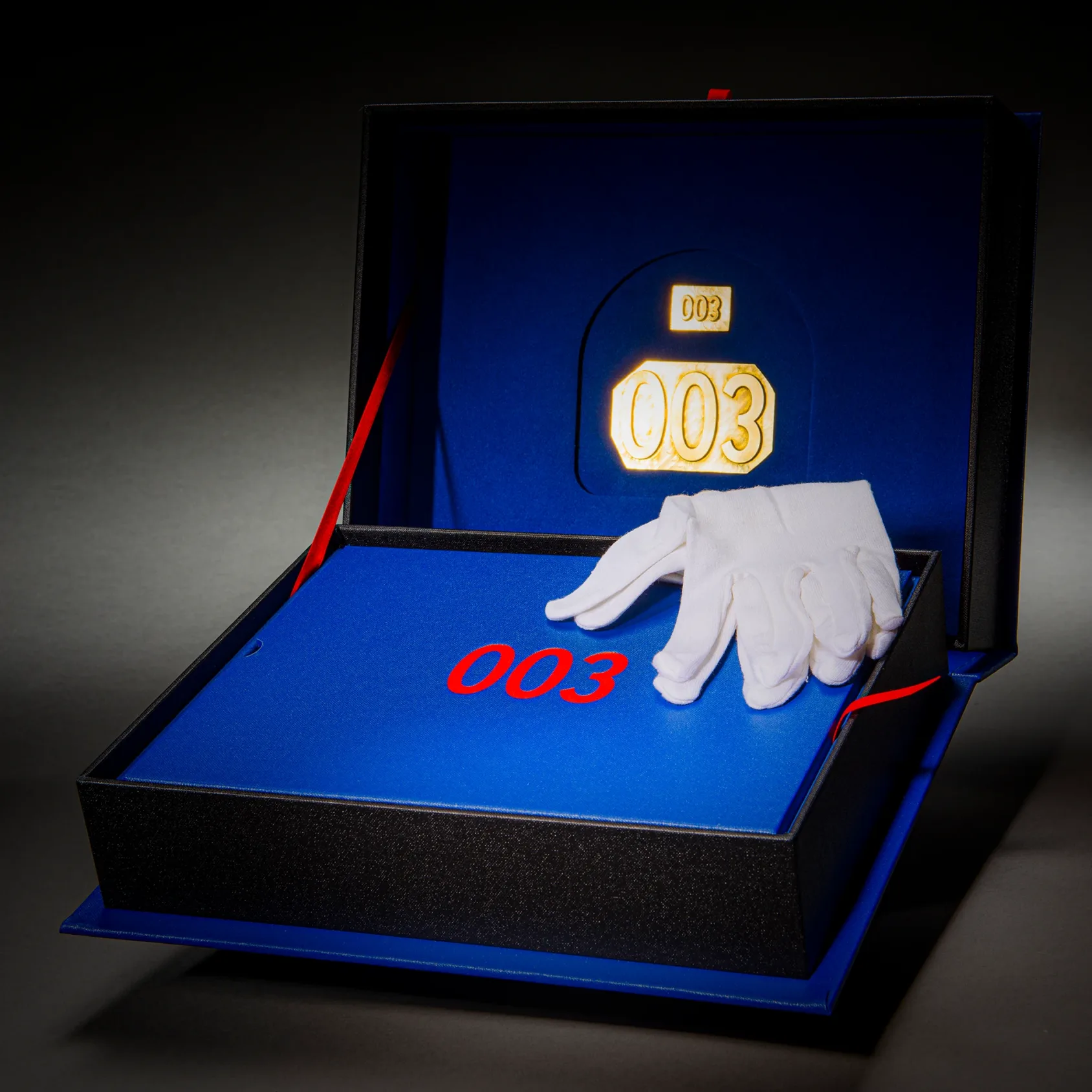 Clamshell presentation case
